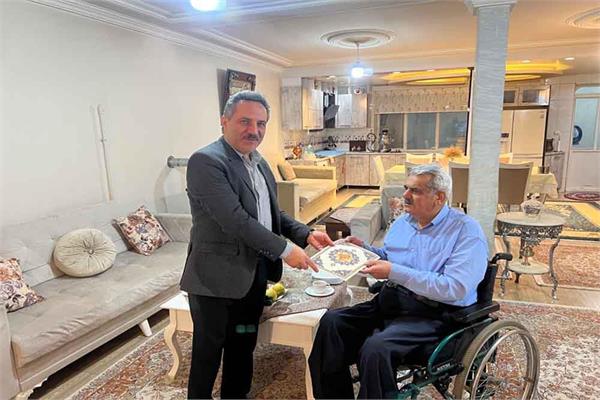 مدیرکل ارتباطات آذربایجان غربی با حیدر زیرک  جانباز ۷۵ درصد دیدار کرد