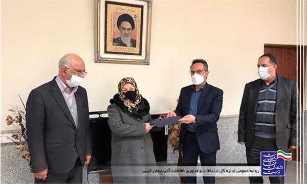 از همسر شهید حاتمی از شهدای مجموعه وزارت ارتباطات تجلیل شد