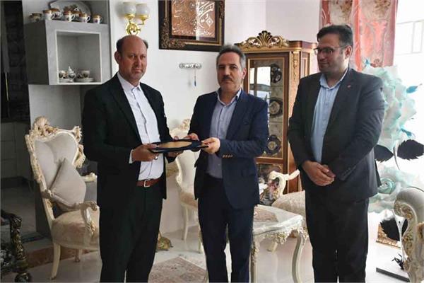 تجلیل مدیرکل ارتباطات از فرزند شهید فعال در حوزه فناوری اطلاعات آذربایجان غربی