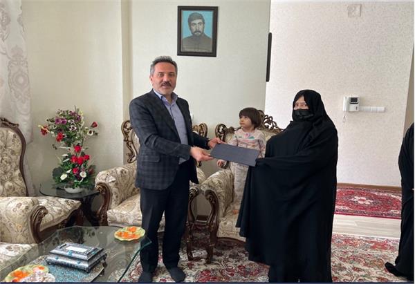 تجلیل مدیر کل ارتباطات آذربایجان غربی از خانواده شهید حمید بیگ بابا